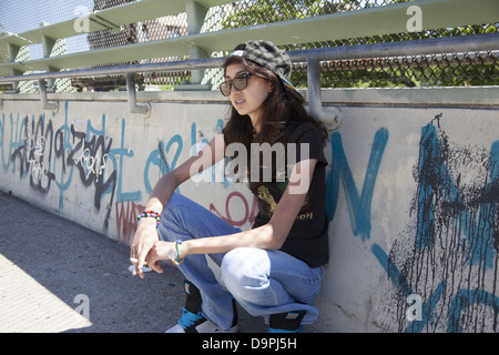 17 ans, fille, seul, à Brooklyn, New York. Banque D'Images