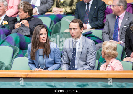 Londres, Royaume-Uni. 24 Juin, 2013. Les Championnats de tennis de Wimbledon 2013 tenue à l'All England Lawn Tennis et croquet Club, Londres, Angleterre, Royaume-Uni. Andy Murray (GBR) [2] v Benjamin Becker (GER) (avec chapeau) à jouer sur le Court central. Pippa et James Middleton attendent pour commencer le match. Credit : Duncan Grove/Alamy Live News Banque D'Images