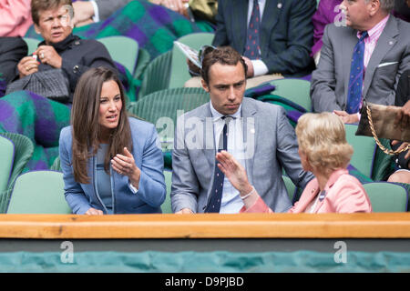 Londres, Royaume-Uni. 24 Juin, 2013. Les Championnats de tennis de Wimbledon 2013 tenue à l'All England Lawn Tennis et croquet Club, Londres, Angleterre, Royaume-Uni. Andy Murray (GBR) [2] v Benjamin Becker (GER) (avec chapeau) à jouer sur le Court central. Pippa et James Middleton attendent pour commencer le match. Credit : Duncan Grove/Alamy Live News Banque D'Images