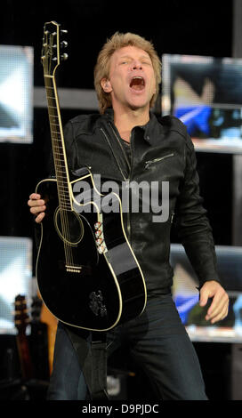 Prague, République tchèque. 24 Juin, 2013. Groupe américain Bon Jovi réalise avec le tour du monde car nous pouvons à Prague, en République tchèque, le 24 juin 2013. Photo chanteur du groupe Jon Bon Jovi.Credit : Vit Simanek/CTK Photo/Alamy Live News Banque D'Images