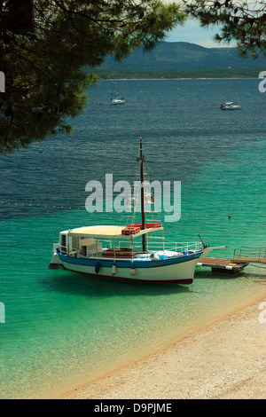 Bateau ancré près de la plage de sable dans la mer Méditerranée Banque D'Images