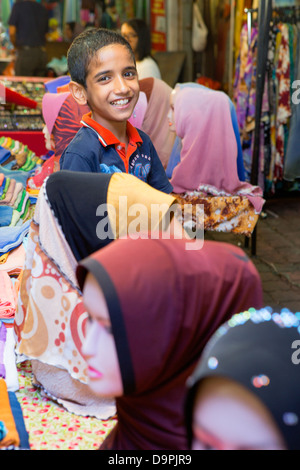 Boy smiling à Little India night market, Kuala Lumpur, Malaisie Banque D'Images