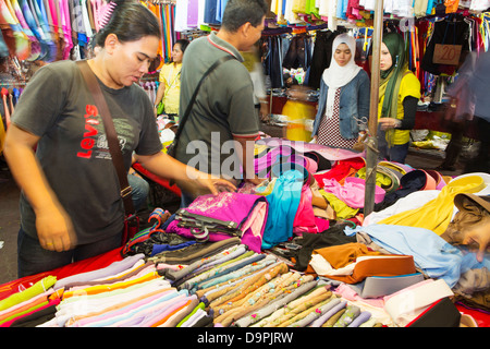 Shopping vêtements à Little India night market, Kuala Lumpur, Malaisie Banque D'Images