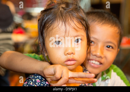 Deux enfants malais à Little India night market, Kuala Lumpur, Malaisie Banque D'Images