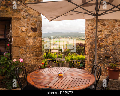 Voir à partir de la table de restaurant entre maisons traditionnelles en pierre, Pals, Catalogne, Espagne. Banque D'Images