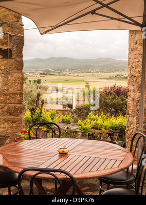 Voir à partir de la table de restaurant entre maisons traditionnelles en pierre, Pals, Catalogne, Espagne. Banque D'Images