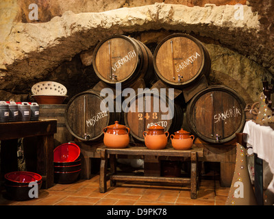 Photographie de cave à vin dans un magasin à la la ville médiévale de Pals, Catalogne, Espagne. Banque D'Images