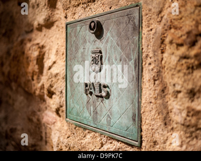 Couvercle en métal gravé le mot 'amis' et la protection. Photographie prise dans la rue dans le village médiéval de Pals, Espagne. Banque D'Images