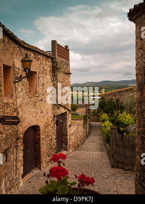 Voir entre les maisons traditionnelles en pierre, Pals, Catalogne, Espagne. Banque D'Images