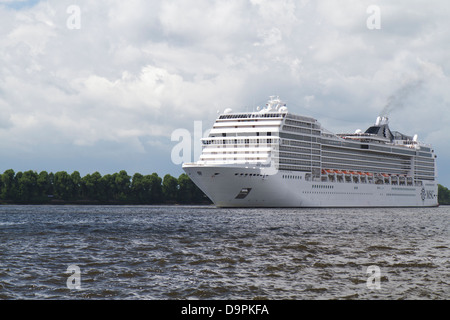 Bateau de croisière MSC Magnifica arrivant à Hambourg et la préparation de l'Altona Cruise Center. Banque D'Images