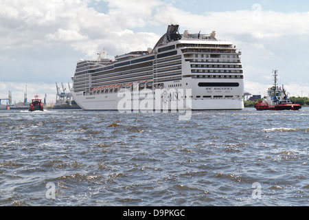 Bateau de croisière MSC Magnifica arrivant à Hambourg et la préparation de l'Altona Cruise Center. Banque D'Images