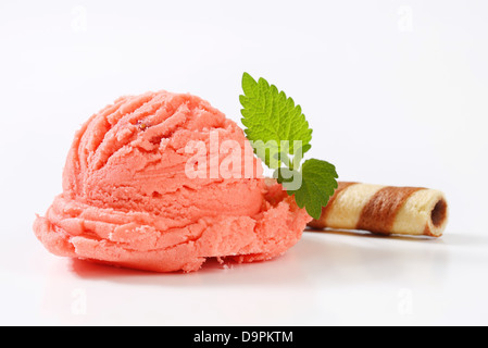 Boule de sorbet aux fruits rose et chocolat curl wafer Banque D'Images