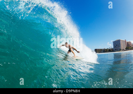 Surfer sur la vague de l'océan bleu se branche Banque D'Images