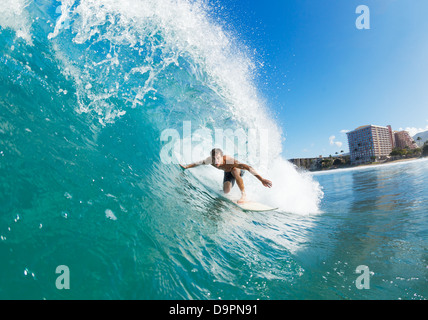 Surfer sur la vague de l'océan bleu se branche Banque D'Images