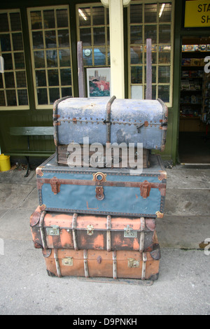 Vieilles valises, Embsay Gare, Embsay et Saint-cergue Steam Railway, North Yorkshire, UK Banque D'Images