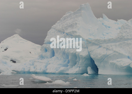 Paradise Bay est un magnifique refuge, sur fond de magnifiques icebergs et glaciers, Antarctique Banque D'Images