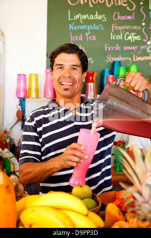 Smoothie Man pouring en fac Banque D'Images