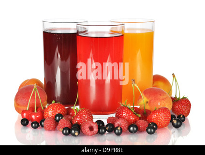 Jus de baies dans les verres avec les baies fraîches isolées sur fond blanc Banque D'Images