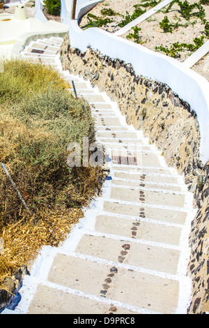 Escalier ancien et architecture traditionnelle sur l'île de Santorin à Fira, Grèce. Banque D'Images