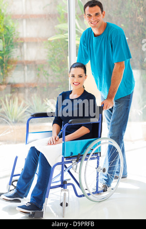 Prendre soin mari et femme au foyer handicapés Banque D'Images