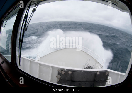 Tempête en mer. Navire bow view avec de grosses vagues et vent fort Banque D'Images