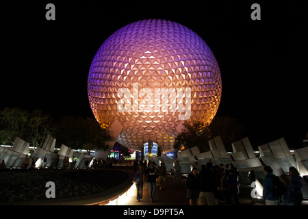 Le parc Epcot Center ball géodésique dans la nuit. Banque D'Images