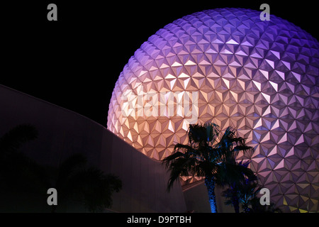 Le parc Epcot Center ball géodésique dans la nuit. Banque D'Images