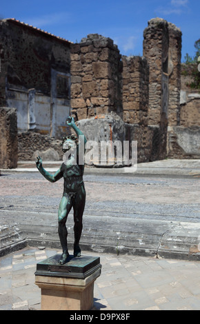 Maison du Faune avec une statue en bronze d'un dancing faun, Pompéi, Campanie, Italie Banque D'Images