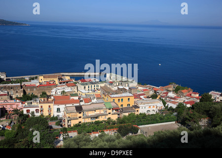 Vue sur la baie de la péninsule de Sorrente avec l'emplacement de Meta, Campanie, Italie Banque D'Images