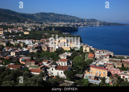 Vue sur la baie de la péninsule de Sorrente avec les lieux Meta (avant) et Sorrente, Campanie, Italie Banque D'Images