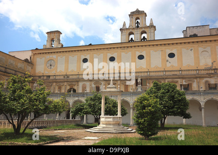 Grand Cloître de la Certosa di San Martino sur le au-dessus de Naples Vomero, Campanie, Italie Banque D'Images