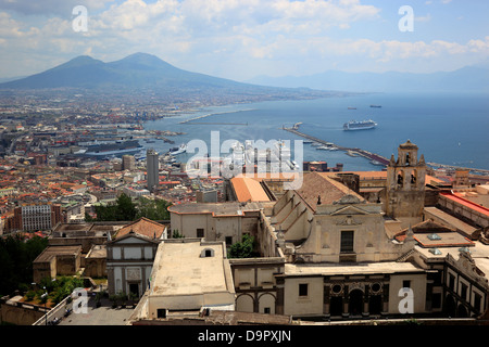 Vue du Castell de Sant 'Elmo sur la Certosa di San Martino à la ville, Naples, Campanie, Italie Banque D'Images