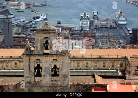 Vue du Castell de Sant 'Elmo sur la Certosa di San Martino à la ville, Naples, Campanie, Italie Banque D'Images