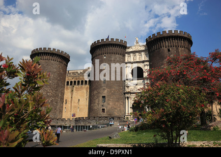 Le Castel Nuovo, château de ville du 13ème siècle, Naples, Campanie, Italie Banque D'Images