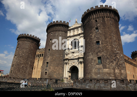 Le Castel Nuovo, château de ville du 13ème siècle, Naples, Campanie, Italie Banque D'Images