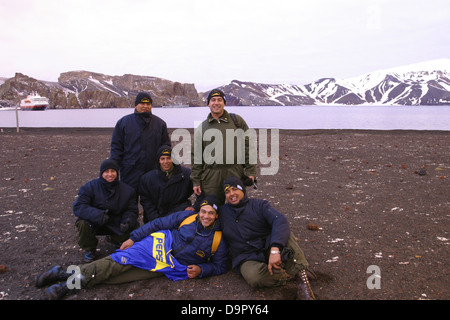 Les marins argentins posent à la baie Whaler, Antarctique Banque D'Images