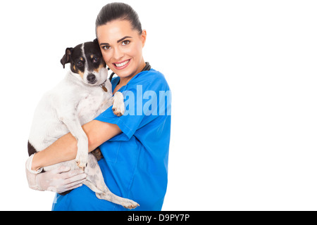 Belle femme médecin vétérinaire hugging pet dog Banque D'Images