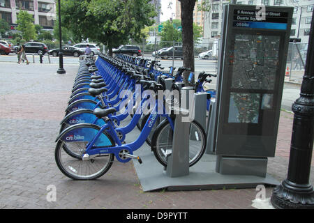New York, USA. 24 juin 2013. Vélo Citi a été lancé en mai 2013 avec des milliers de vélos à des centaines de stations de Manhattan et de Brooklyn. Le système de partage de vélos est exécuté par NYC Bike partager, avec la Citibank en tant que commanditaire en titre et MasterCard comme le partenaire de paiement préféré. Vélo Citi est un système de partage de vélo qui leur donne un moyen facile, abordable pour les voyages courts et rapides autour de New York. Avant chaque sortie, vous devez acheter un laissez-passer pour le système. Il y a trois options : une réception ouverte 24h Pass, un 7-Day Pass, ou une adhésion annuelle. Crédit David Mbiyu/Alamy Live News Banque D'Images