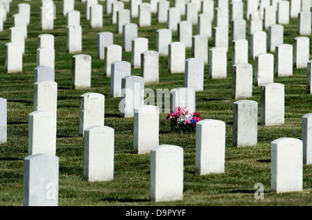 Fleurs sur le tombeau, le cimetière d'Arlington, Virginie, États-Unis Banque D'Images