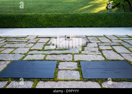 John F Kennedy tombe, le cimetière d'Arlington, Virginie, États-Unis Banque D'Images