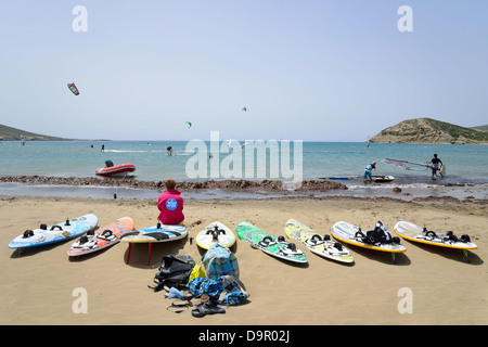 Planche à voile et kitesurf sur banc, Prasonisi, Rhodes (Rodos), du Dodécanèse, Grèce, région sud de la Mer Egée Banque D'Images