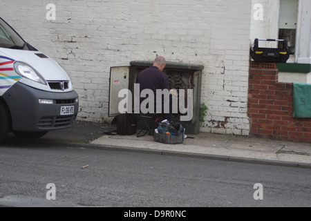 BT Openreach ingénieur travaillant sur un cabinet de communication de British Telecom dans la rue à Sunderland, en Angleterre. Banque D'Images