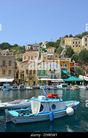 Bateaux de pêche traditionnelle dans le port de Symi, Symi (SIMI), Rhodes (Rodos) région, le Dodécanèse, Grèce, région sud de la Mer Egée Banque D'Images