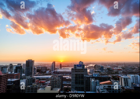 Un pseudo-mars met fin à une chaude journée à Melbourne, capitale de l'état australien de Victoria. Banque D'Images