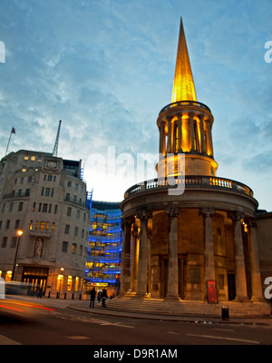 Voir l'église de toutes les âmes indiquant le nouveau BBC Broadcasting House en arrière-plan, le Langham Place, Londres, Angleterre, Royaume-Uni Banque D'Images