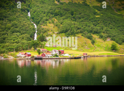 Petit village de Naeroyfjord, Norvège Banque D'Images