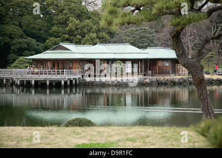 Hama Rikyu Garden ou Hama-rikyu Onshi Teien est un jardin paysager entourant l'Étang Shioiri Banque D'Images