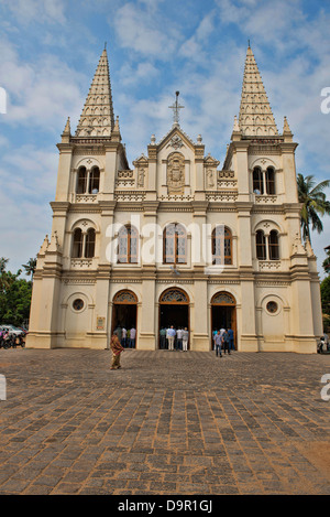 En sortant de la messe à la basilique de Santa Cruz à fort Cochin (Kochi), Kerala, Inde Banque D'Images