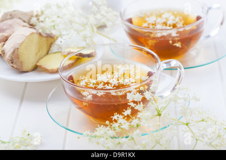 Tasse de thé de fleurs aux aînés en bonne santé Banque D'Images