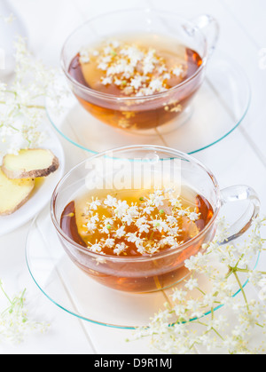 Tasse de thé de fleurs aux aînés en bonne santé Banque D'Images